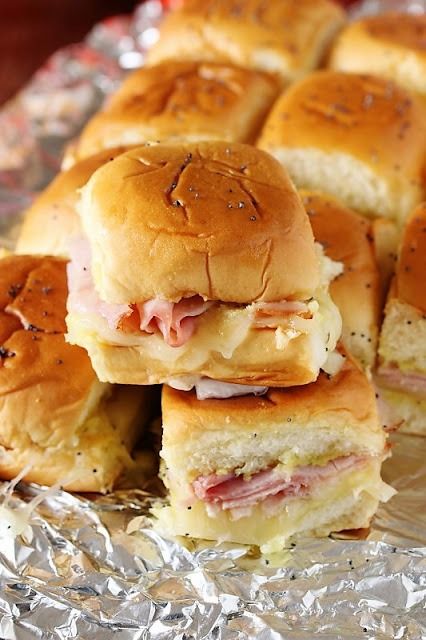 Diy Mini Sandwich Platter, Easy Cold Slider Sandwiches, Cold Ham And Cheese Sandwiches, Shower Sandwiches Bridal, Baby Shower Sliders, Birthday Sandwich Ideas, Ham Party Sandwiches, Dollar Roll Sandwiches, Poppyseed Ham And Cheese Sliders