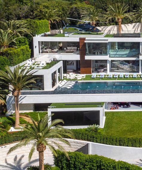 Most Expensive House in US 250 Million | We can't believe this $250-million house exists. #refinery29 http://www.refinery29.com/2017/01/136900/most-expensive-home-us Most Expensive House, Extravagant Homes, Luxury Homes Exterior, Expensive Homes, Rustic Bedroom Design, Houses In America, Modern Mansion, Expensive Houses, Mansions Luxury