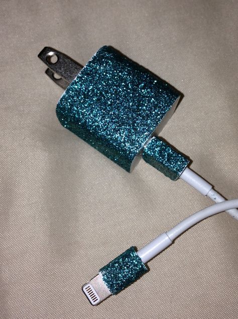 DIY Glitter iPhone charger! Iphone Charger Diy, Charger Aesthetic, Charger Art, Glitter Ideas, Charger Cover, Phone Charger Diy, Diy Chargers, Diy Wood Wall, Aesthetic Diy