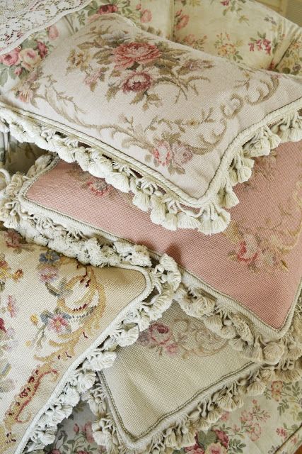 Bedroom Floral, Cheap Bedroom, Floral Rugs, Style Anglais, Estilo Shabby Chic, Shabby Chic Living, Shabby Chic Living Room, Style Shabby Chic, Shabby Chic Interiors