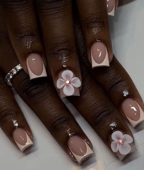 Natural Nails With White Designs, Short Neat Nails, Nails One Finger Design, Nails For Grandma, French Nails With Flower Design, Short Nails Ideas Fall, Short White Nails Acrylic, Nail Recommendations, Nail Ideas For Wedding