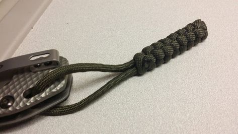 27+ DIY Paracord Knife Lanyard Patterns with Instructions Lanyard Patterns, Diy Lanyards, Paracord Knife Handle, Paracord Uses, Lanyard Tutorial, Lanyard Knot, Diy Jeep, Paracord Knife, Paracord Projects Diy