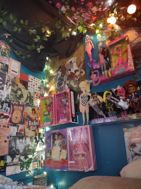 Doll display 
Barbie
Collage wall Cluttercore Room, Alt Room Decor, Alt Room, Punk Room, Maximalist Room, Maximalist Bedroom, Collection Room, Scene Bedroom, Cozy Rooms