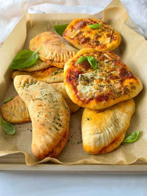 Easy Few Ingredient Pizza Pockets - The Modern Nonna Pizza Pockets Recipe, The Modern Nonna, Modern Nonna, Naan Bread Pizza, Pockets Recipe, Garlic Parmesan Chicken Wings, Crispy Chicken Thighs, Pizza Appetizers, Heart Shaped Pizza