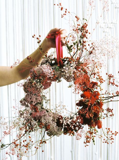 Unconventional Wreaths, Flower Christmas Wreath, Dried Flower Christmas, Wreath Dried Flowers, Dried Floral Wreath, Christmas Wreath Designs, Flower Magazine, Christmas Flower Decorations, Christmas Advent Wreath