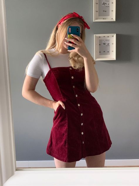 Red Casual Outfit Aesthetic, Causal Style Aesthetic, Gryffindor Summer Outfit, Maroon Casual Outfit, Red Academia Aesthetic Outfits, Romantic Fashion Style Casual, Colorful Outfits Aesthetic Summer, Romantic Outfits Aesthetic, Gryffindor Outfit Ideas