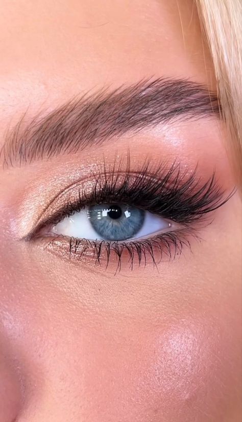 Prom Makeup Blue Eyes, Bridesmaid Makeup Blue Eyes, Makeup Looks Blue Eyes, Green Dress Makeup, Simple Prom Makeup, Prom Makeup For Brown Eyes, Hoco Makeup Looks, Prom Eyes, Senior Picture Makeup