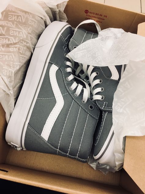 new gray/grey vans high tops in box - gray/grey aesthetic - photography - tumblr - vsco Vans High Tops Grey, Vans High Tops Aesthetic, Grey Vans Outfit, Gray Vans Outfit, Van High Tops Outfit, High Vans, Vans Shoes High Tops, Aesthetic Vans, Vans Boots