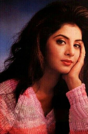 Divya bharti Old Bollywood Actress, Divya Bharti, Bollywood Pictures, Girl Boss Style, Vintage Bollywood, Bollywood Actors, Bollywood Celebrities, Bollywood Actress, Asian Beauty