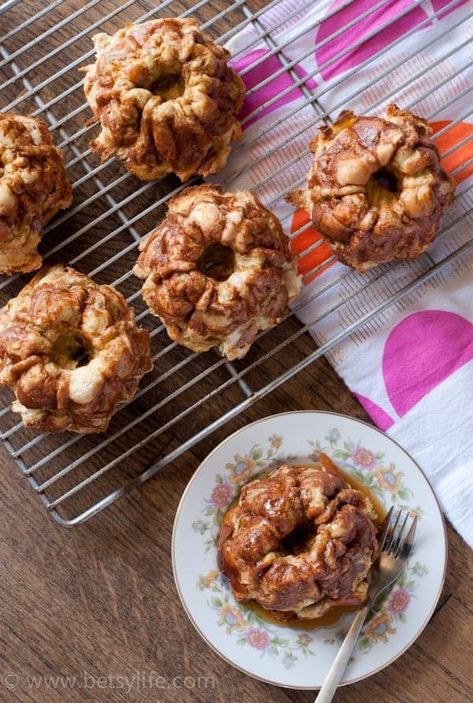 Mini French Toast Bundt Cakes. Perfect brunch food! Mini Bundt Coffee Cake Recipes, French Toast Bundt Cake, Mini Christmas Desserts Holiday Treats, Mini Bundt Pan Ideas, Mini French Toast, Mini Bunt Cake, Carrot Bundt Cake, Mini Bundt Cakes Recipes, Bundt Pan Recipes