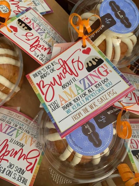 Teacher Welcome Back Breakfast, Welcome Back Teacher Breakfast, Back To School Treats For Teachers, Breakfast For Teachers, Teacher Breakfast Ideas, School Staff Appreciation Ideas, Goodie Bag Gift Ideas, School Lunch Hero Day, Associate Appreciation