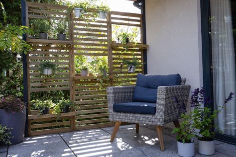 Here is an example of the porch rack that is functioned as the pots rack. It is made of wood that can be used as a divider at once. The design is simple but able to bring a warm natural ambiance. Porch Rack from @therangeuk Garden For Vegetables, Garden Wall Planters, Living Plant Wall, Shelf Garden, Slatted Wall, Garden Wall Planter, Vertical Garden Planters, Wall Planters, Porch Furniture