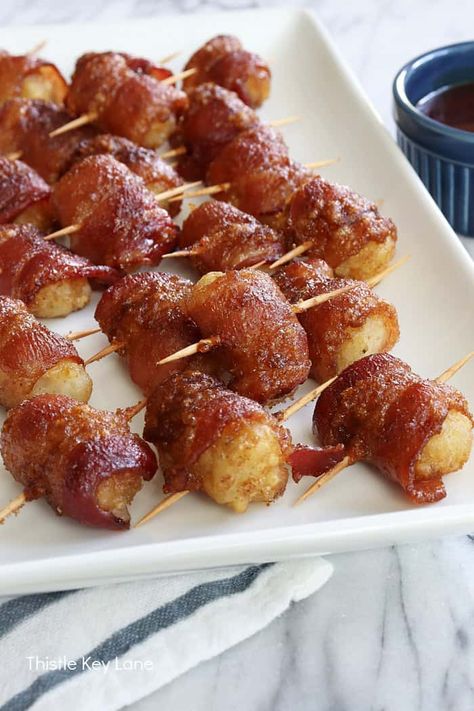 Bacon Wrapped Tater Tots Recipe - Bacon wrapped tater tots hit on so many flavor points, because they are crispy, sweet, savory and spicy. Bacon Appetizer Recipe. Bacon Brunch Appetizers, Bacon Wrapped Tots, Bacon Wrapped Tater Tots Brown Sugar, Bacon Hors D’oeuvres, Tater Tot Appetizers, Bacon Wrapped Tater Tots, Bacon Appetizer, Bacon Recipes Appetizers, Spicy Bacon