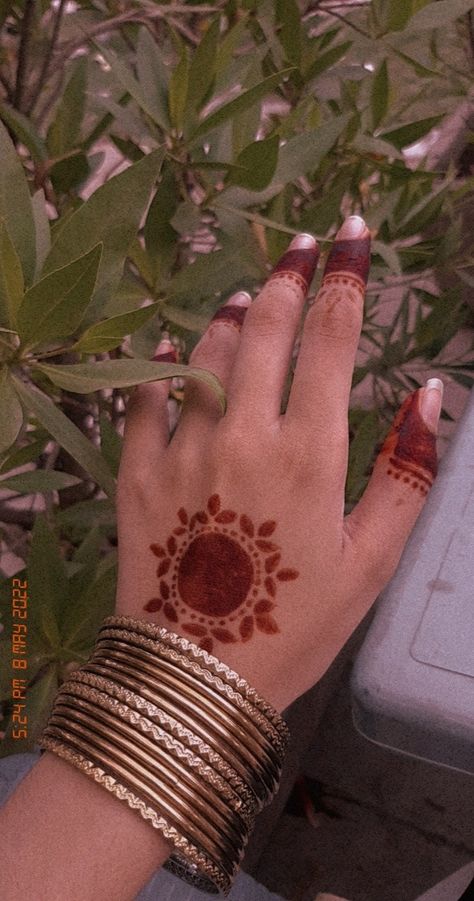 Mehendi Designs For Hands Asethic, Simple Mehndi Designs For Diwali, Small Aesthetic Mehndi Designs, Aalta Design Hand Aesthetic, Mehendi Designs For Back Hand, Small Mehendi Designs, Small Mehndi Designs, Mehendi Aesthetic, Aesthetic Bangles