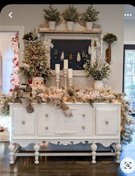 Cozy Christmas Decor, Booth Displays, Retro Santa, Christmas Decor Inspiration, Country Christmas Decorations, Cottage Christmas, Christmas Interiors, Jolly Santa, Pretty Christmas