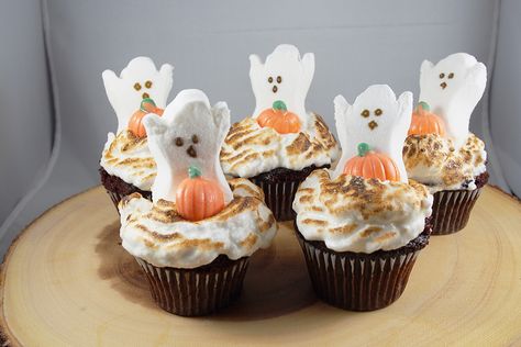 Boo! Here are my (limited) 🎃Halloween 🎃 cupcakes!! They’re a chocolate 🍫 cupcake with a torched marshmallow frosting and for the toppings it’s a ghost 👻 shaped peep and a white chocolate shaped pumpkin 🎃 #boo #chocolate #gourmetcupcakes #ghost #halloween #yum Pumpkin Boo, Ghost Cupcakes, Chocolate Shapes, Marshmallow Frosting, Gourmet Cupcakes, Halloween Cupcakes, Ghost Halloween, A Ghost, Chocolate Cupcakes