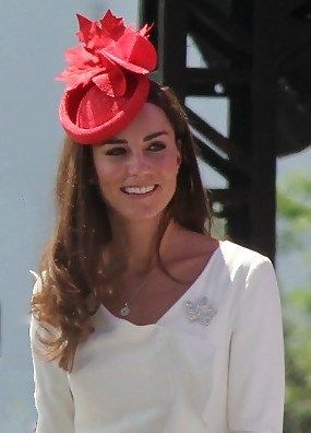 What Is The Correct Side To Wear A Fascinator? | La Riviere Derby Hairstyles With Fascinator, Kentucky Derby Hairstyles, Derby Hairstyles, Kate Middleton Pregnant, Red Hat Ladies, Dressy Hats, Fascinator Hairstyles, Style Guru, Duchess Catherine