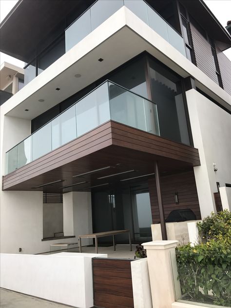 Front Balcony Railing Design, Glass Elevation House, Front Balcony Glass Design, Balcony Exterior Design, Balcony Glass Railing Design, Glass Railing Design, Indian House Exterior Design, Balcony Glass Design, Beautiful Exterior