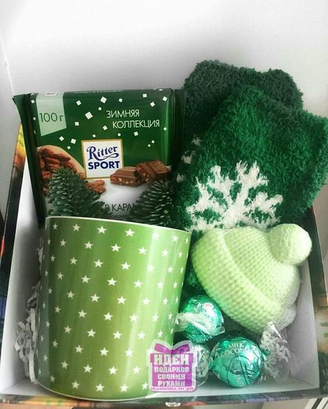 Easy Christmas Gifts, Diy Gifts For Friends, Cadeau Diy, Diy Gift Box, Christmas Gift Baskets, Christmas Gift Box, Green Gifts, Christmas Mood, Simple Gifts