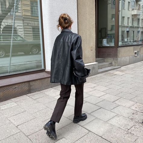 MATILDA DJERF on Instagram: “I don’t really know what caption to write because a lot of things feel irrelevant right now and I’ve been torn between not posting anything…” Mode Dope, Fashion Inspo Casual, 00s Mode, Matilda Djerf, Leather Jacket Outfits, Winter Mode, Looks Street Style, Vintage Leather Jacket, Mode Inspo