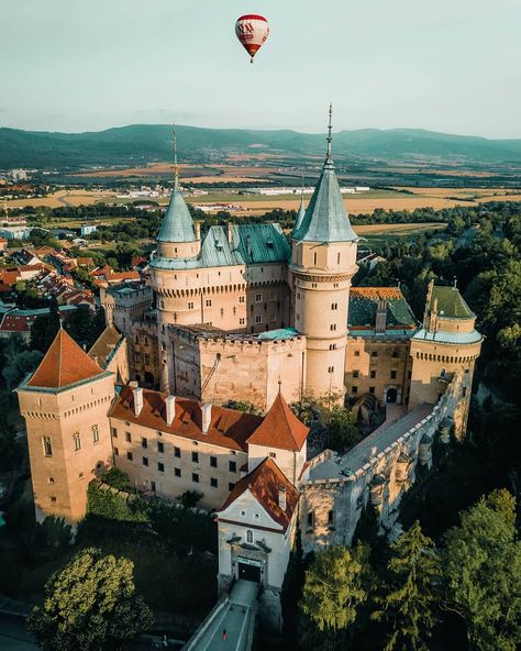 Drawing Buildings, Bojnice Castle, Eastern European Castles, Karlstejn Castle, Caerlaverock Castle, Czech Republic Castles, Ballyseede Castle Ireland, Aesthetic Places, Medieval Fortress