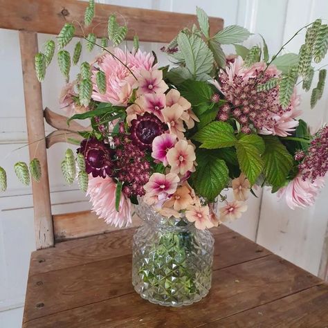 Floret Bouquet, Whimsical Flower Arrangements, Cut Flower Bouquet, Growing Cut Flowers, Flower Boquet, Cut Flower Farm, Cottage Garden Design, Flower Vase Arrangements, Flower Farmer