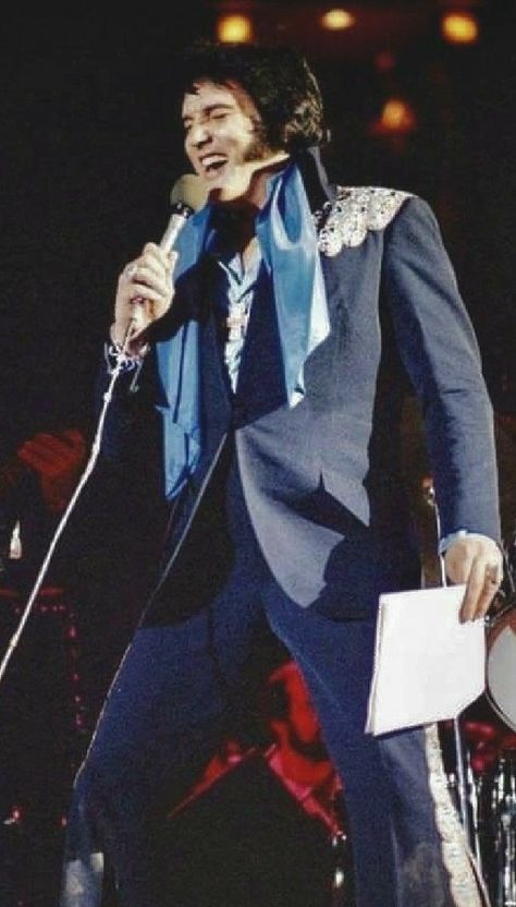 Elvis Presley Singing, Elvis Presley Concerts, Elvis Pictures, Holding Paper, Elvis Presley Memories, Randolph Scott, Elvis Memorabilia, Elvis Presley Family, Elvis Jumpsuits