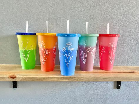 Plastic Cups Design, Customised Birthday Gifts, White Wildflowers, Vinyl Tumblers, Cold Cups, Etsy Ideas, Cup Decal, Diy Craft Tutorials, Diy Cups