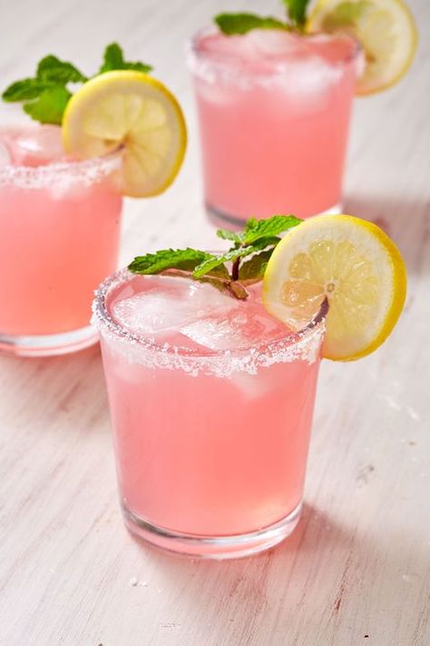 Pink Lemonade Margarita, Tequila Drinks Recipes, Paloma Recipe, Spiked Lemonade, Summer Lemonade, Coctails Recipes, Lemonade Cocktail, Beach Drinks, Lemonade Drinks