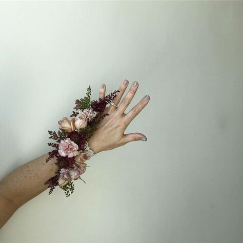 Corsage Tattoo, Corsage Aesthetic, Floral Tatoos, Spray Carnation, Unique Corsage, Hand Corsage, Wired Bracelet, Prom Flowers Corsage, Bracelet Corsage