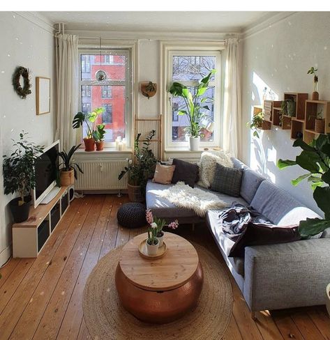 German Apartment, Boho Apartments, Apartment Style, Apartment Interior, Floral Rug, Room Inspiration, Kilim Rugs, Living Rooms, Dream House