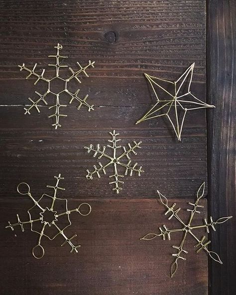 Wire Snowflakes Diy, Wire Snowflake, Copper Wire Crafts, Wire Jig, Copper Ornaments, Wire Ornaments, Wall Christmas Tree, Wire Art Sculpture, Art Wire