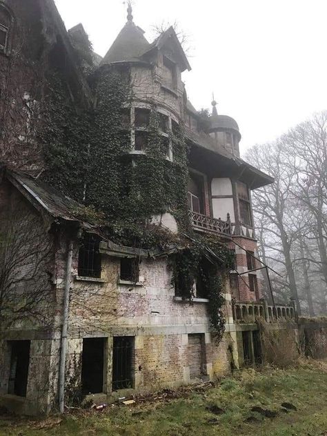 Creepy Old Houses, Eerie Places, Miss Peregrines Home For Peculiar, Abandoned Property, Creepy Houses, Old Abandoned Houses, Forgotten Places, Walls Could Talk, Abandoned House