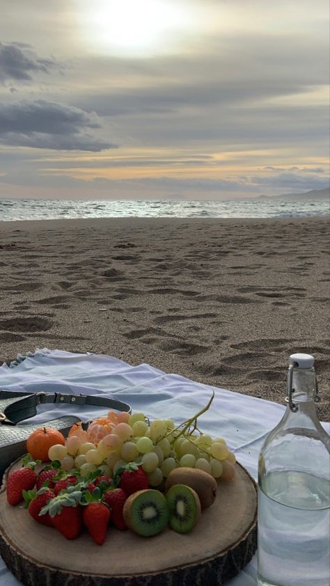 @paulaadbm on instagram 💘 #picnic #beach #beachlife #vegan #ideas #aesthetic #dateideas #fruit #enjoylife #dessert #healthy #recipe #inspiring #inspiration #sunset Fruit Stand Aesthetic Beach, Fruit Beach Aesthetic, Fruit At The Beach, Fruit On The Beach, Food On The Beach, Aesthetic Beach Picnic, Beach Fruit, Mama Mia Party, Florida Spring Break