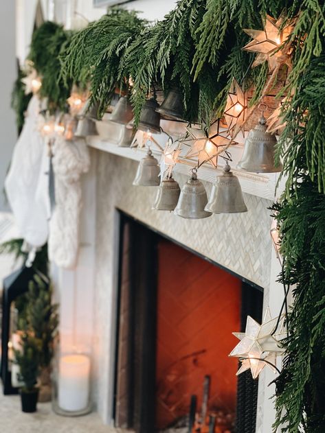 Easy DIY Christmas Mantle using fresh greenery Fresh Greenery Christmas Decor, Greenery Christmas Decor, Diy Christmas Mantle, Greenery Christmas, Christmas Decorating Ideas, Holiday Garlands, Christmas Mantle, Christmas Greenery, Natural Christmas