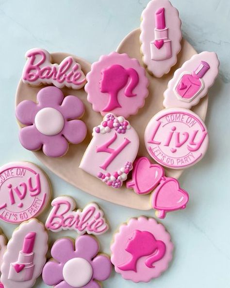 Barbie Iced Cookies, Barbie Themed Cookies, Barbie Cookies Birthdays, Barbie Birthday Cookies, Barbie Cookies Decorated, Barbie Sugar Cookies, Galletas Aesthetic, Barbie Cookies, Barbie Cupcakes