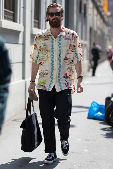 On the street at Milan Men's Fashion Week. Photo: Imaxtree. Loose Mens Fashion, Ut Outfits, Mens Street Style Spring, Men Street Style, Milan Fashion Week Men, Milan Men's Fashion Week, 90s Throwback, Short Sleeves Shirt, Mens Fashion Week