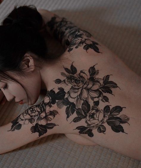 Backpiece Tattoo, Miniatures Painting, Amazing Tattoos, Tattoos Geometric, Tattoo Women, Back Tattoo Women, Elegant Tattoos, Feminine Tattoos, Back Tattoos