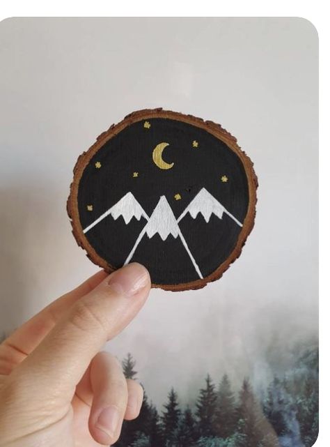 Wood Cookie Crafts, Wooden Christmas Ornaments Wood Slices, Banff Activities, Wooden Ornaments Diy, Pta Gifts, Wood Slice Magnets, Sellable Crafts, Wood Cookie, Wood Cookies