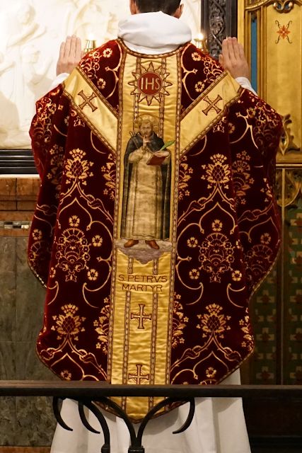 An 'Earthly Epiphany' at St. Vincent Ferrer in New York City ~ Liturgical Arts Journal St Vincent Ferrer, Liturgical Embroidery, Liturgical Vestments, Ecclesiastical Vestments, Religious Embroidery, Traditional Catholicism, Liturgical Seasons, Latin Mass, Velvet Set