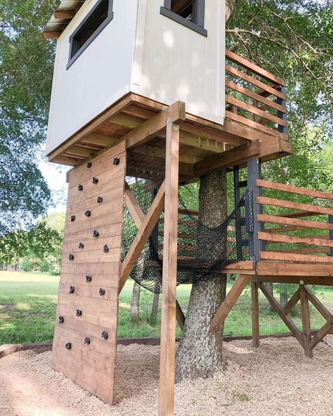 Treehouse Climbing Net, How To Hide Outdoor Generator, Playhouse Rock Wall, Under Treehouse Ideas, Two Story Treehouse, Treehouse Paint Ideas, Small Treehouse Ideas, Treehouse Plans Diy, Diy Outdoor Climbing Structure