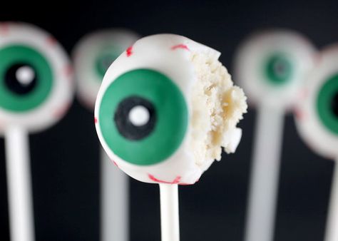 Eyeball Cake Pops Eyeball Cake Pops, Eyeball Cake, Homemade Halloween Treats, Postres Halloween, Halloween Cake Pops, Basic Cake, Zombie Party, Bowl Cake, Magic Cake