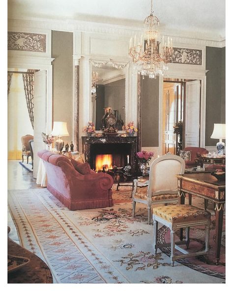 Monsieur Samuel's hand#uberchic#interiors#interiorsporn#interiordesign#decor#HenriSamuel#BelAir#California#US Bel Air House, Rococo Chair, Old World Interiors, White House Interior, Doors And Floors, Maison Jansen, Tuscan Decorating, Chic Interior, French Interior