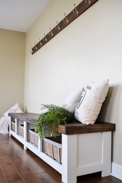 How awesome is this DIY mudroom bench with storage!? I love the white against the dark top! Diy Bench Ideas, Diy Bank, Mudroom Bench With Storage, Diy Entryway Bench, Comfortable Living Room, Diy Mudroom, Diy Storage Bench, Room Bench, Diy Mudroom Bench