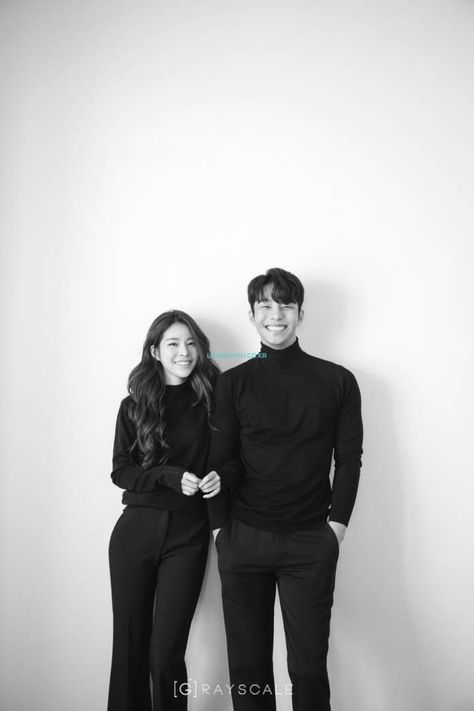 Cop Couple, Fashion Fotografie, Korean Couple Photoshoot, Prewedding Photoshoot, Korea Pre Wedding, Korean Wedding Photography, Pre Wedding Photoshoot Outfit, Wedding Photo Studio, Gray Scale