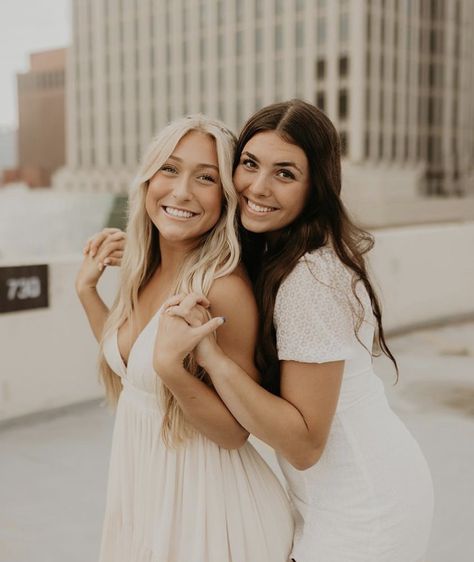 Mother Day Photo, Mothers Day Photoshoot, Mommy And Me Poses, Aesthetic Mother, Gifts Aesthetic, Senior Photoshoot Poses, Sisters Photoshoot Poses, Sister Photography, Senior Photography Poses