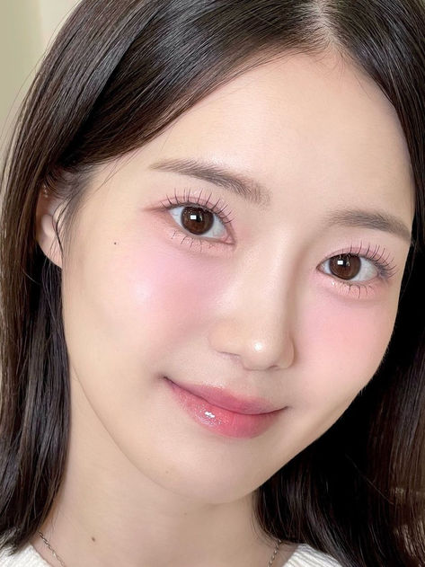 Korean pink makeup look: glowing pink Pretty Korean Makeup Looks, Soft Pink Korean Makeup, Soft Korean Makeup Look, Korean Pink Makeup, Pink Korean Makeup, Natural Pink Makeup, Valentine Makeup Looks, Makeup Looks Korean, Korean Tutorial