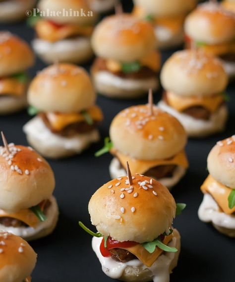 Winter Wedding Food, Sommer Mad, Mini Hamburgers, Bite Size Snacks, Reception Food, Mini Burgers, Wedding Reception Food, God Mat, Tiny Food