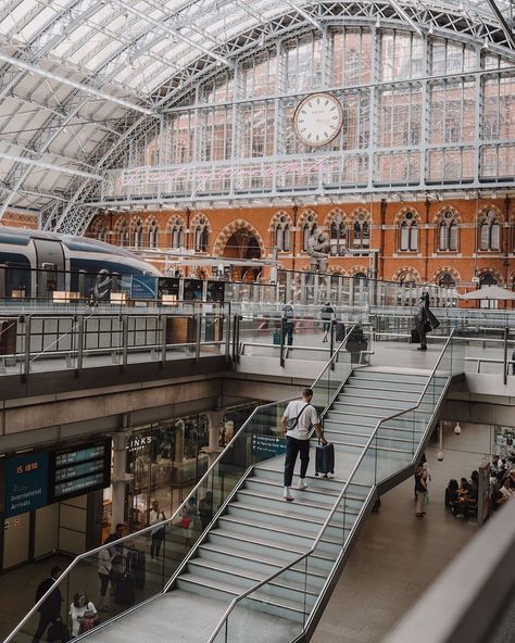 Herschel Supply on Instagram: “King’s Cross St. Pancras is London’s most iconic train station, and for good reason. Our friend @kurtissmeaton makes his arrival for a…” King Cross Station, London Train Station, St Pancras Station London, Photoshoot London, St Pancras Station, London Photoshoot, London Overground, Kings Cross Station, Instagram King