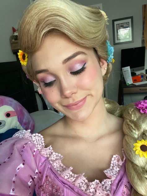 Rapunzel Costume Makeup, Mrs Potts Makeup, Tangled Themed Makeup, Repunzal Makeup Ideas, Disney Princess Makeup Looks, Tangled Makeup Look, Rapunzel Inspired Makeup, Rapunzel Makeup Look, Rapunzel Cosplay Makeup